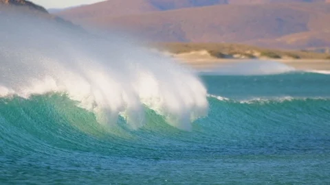 Small empty wave breaking in strong offshore wind-HD at 120fps Vidéo 107587129