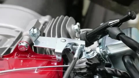 Small Engine Throttle Linkage Bracket and Cable Close-Up Vídeo Stock 348591109