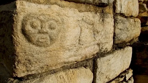 Small face carving on ancient brick wall Vídeo Stock 108832615