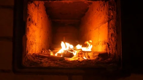 A small fire burns in the fireplace. Сozy and warm. Video stock 120750544