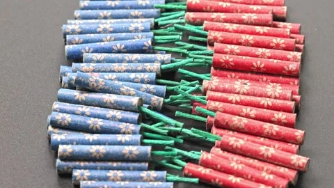 Small firecrackers on a black background Vídeos de archivo 267301377