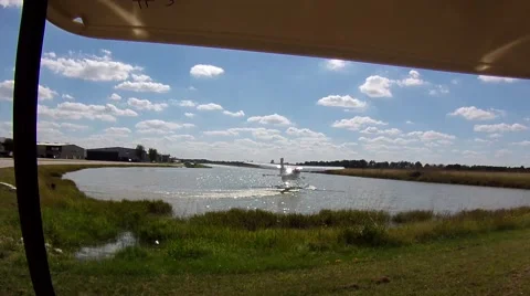 Small float sea plane takes off on water Vídeos de archivo 40770759