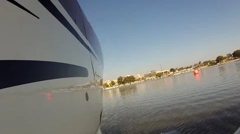 Small float sea plane on water taxis to dock Vídeos de archivo 40770918