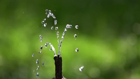 A small fountain on the household plot. Slow motion. Vídeos de archivo 154519715