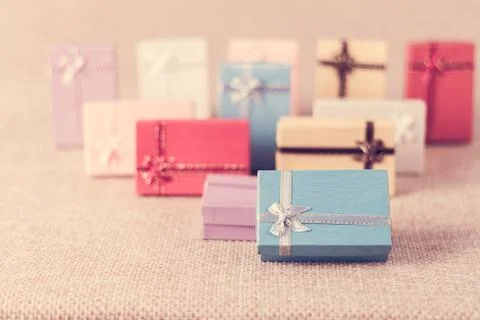 Small gift box set on sack cloth Foto stock