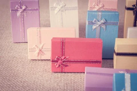 Small gift box set on sack cloth Foto stock
