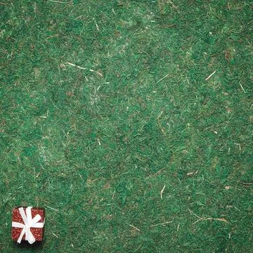 Small gift on a green background. Simple holiday composition. Background image. Foto stock