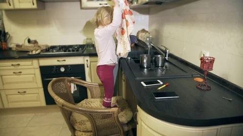 Small girl is learning how to be a good housewife. 動画素材 79735905