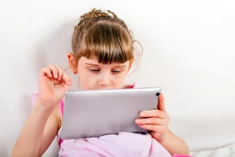Small Girl with Tablet Computer Stock-Fotos