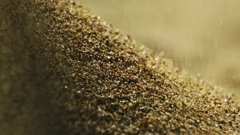 Small grains of sand fall from above. close up shot of falling sand Vidéo 195976795