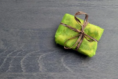 Small green gift boxes with brown ribbon 库存照片