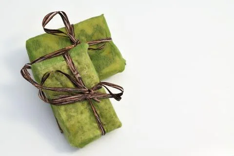 Small green gift boxes with brown ribbon Stock-Fotos