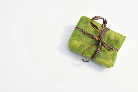 Small green gift boxes with brown ribbon Stock-Fotos