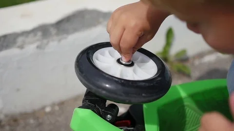 A small hand turns the wheel of the Bicycle . Closeup Vidéo 77833833