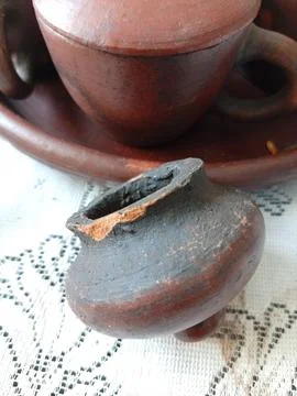 Small Handmade Clay Pot with Rustic Texture Close Up Foto stock