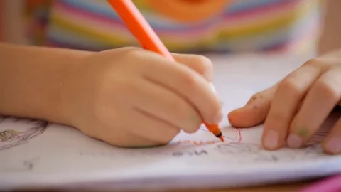 Small hands draw picture with marker Vidéo 82541137