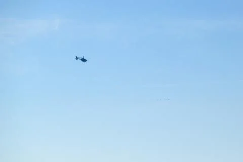 Small helicopter in blue sky Foto stock