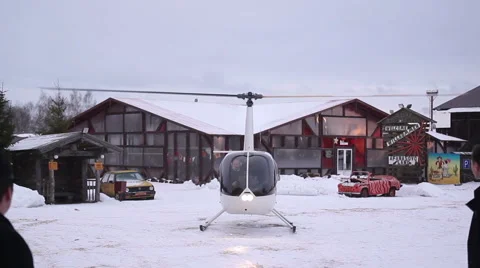 Small helicopter landing 스톡 동영상 61383560