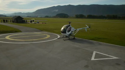 Small helicopter prepare to takes off Vidéo 44919423