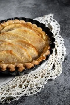 Small homemade apple pie on rustic background Foto stock