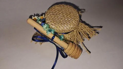 Small honey jar decorated with rustic burlap and wooden dipper Fotos de archivo