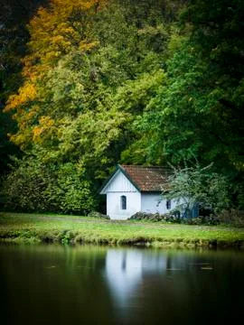 A small house in a lake front with reflection Stockfoto's