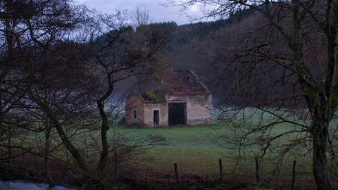 The small house in the middle of the fields Foto stock