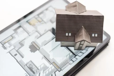Small house model is on table and icons home electronics devices connecting with Fotos de archivo