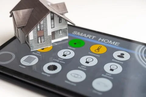 Small house model is on table and icons home electronics devices connecting with Fotos de archivo