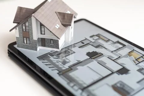 Small house model is on table and icons home electronics devices connecting with Fotos de archivo