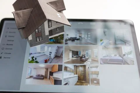 Small house model is on table and icons home electronics devices connecting with Fotos de archivo