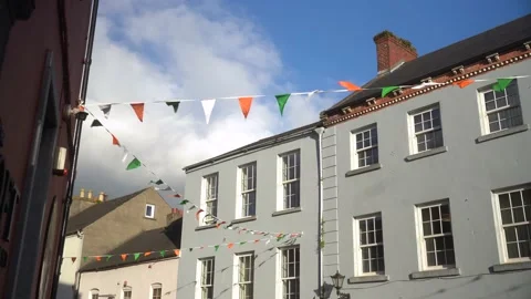 Small Irish colored flags crossing the street, Kilkenny, Ireland 4k Vidéo 236626219
