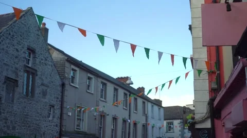 Small Irish colored flags crossing the street, Kilkenny, Ireland 2023 Vidéo 236800094