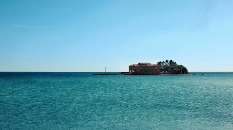 Small island with a house surrounded by a calm and gentle turquoise gulf sea Stock-Footage 44205718