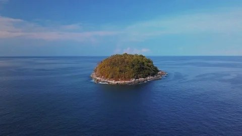 Small island in the ocean 動画素材 115897734