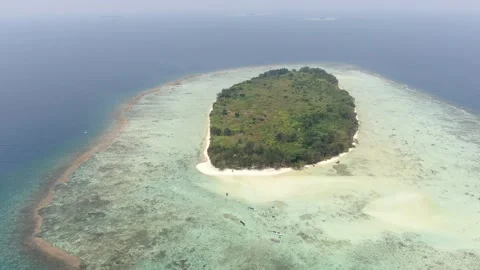 Small island in the sea 動画素材 130302346