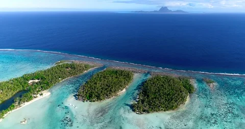 Small islands (motu) in the middle of a lagoon in aerial view, French Polynesia Video stock 93344853