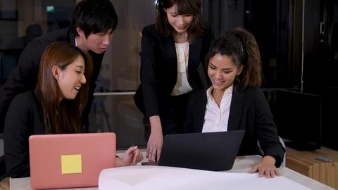 Small Japanese work team looking at screen together  Vídeo Stock 81009722