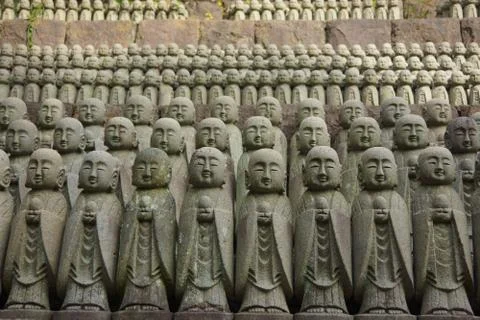 Small Jizo Statues Lined Up Foto stock