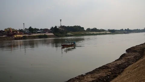 A small junk boat cruises through the boat, suggesting to go to the pier. Video stock 122411223