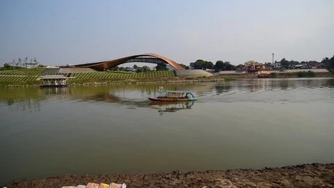 A small junk boat cruises through the boat, suggesting to go to the pier. Video stock 122411246