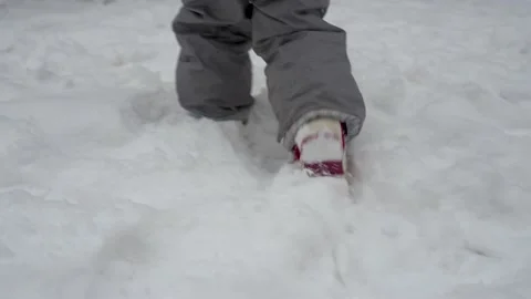 Small kid walking on snow Vídeo Stock 145730648