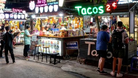 Small kiosks offering a diverse array of street food and goods Foto stock