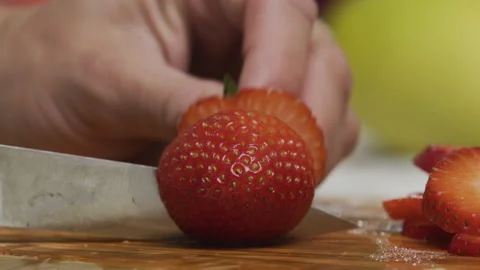 Small knife slicing through delicious, juicy strawberry - extra closeup shot Vídeo Stock 341026802