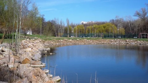 A small lake in the park. Video stock 126595326