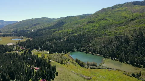 Small lake with pine forest and green mountain in southwest Colorado, USA. Stock-Footage 314766729