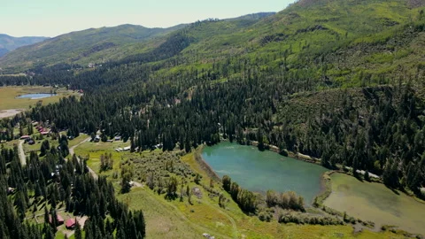 Small lake with pine forest and green mountain in southwest Colorado, USA. Stock-Footage 314766736
