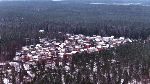 Small Latvian Town Surrounded Dense Pine Forest Aerial Parallax Winter Snow Vídeo Stock 333322579