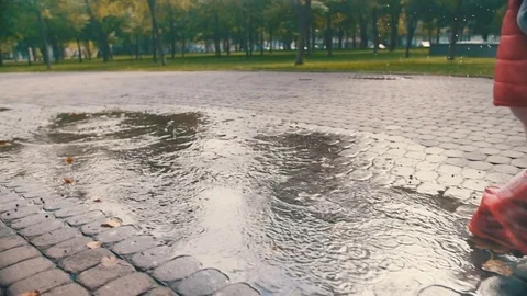 Small Legs Run Through Puddles on a Rainy Day 動画素材 85398347