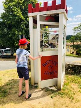 Small library or book exchange in an old telephone box Foto stock